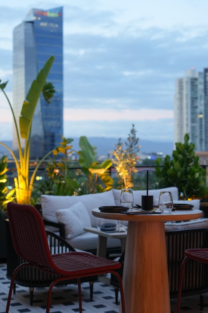 Restaurant in Panama City with a View of mountains