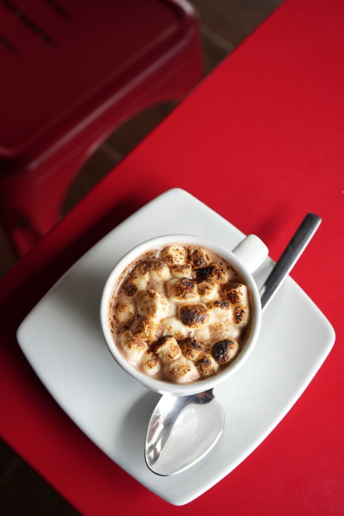 hot chocolate with marshmallows inside the best pizzeria in panama